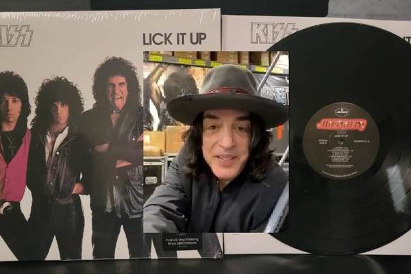 “On Fire At 40″ Watch Paul Stanley Talk The Kiss Album “Lick It Up” Turning 40